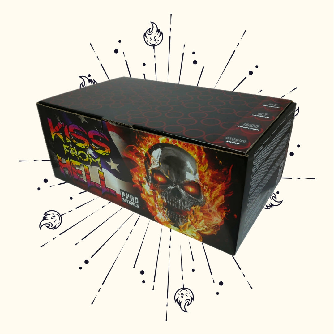 Das Pyro Specials Kiss from Hell 91sh Verbundfeuerwerk 🚚 1,4G, hergestellt von Pyro Specials, zeigt einen brennenden Totenkopf vor einem illustrierten Hintergrund mit feurigen Designs. Diese Verbundfeuerwerk-Verpackung enthält Logos und Produktdetails.